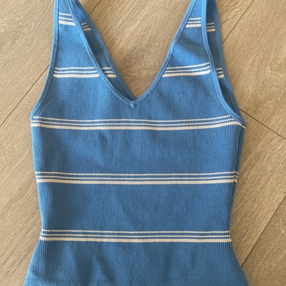 Aritzia Babaton Sculpt Double V Top - Size S - Picture 2 of 2